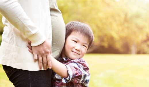 Kid hearing his mother's tummy